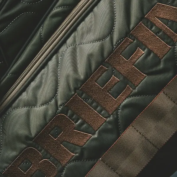 カーキのCORDURAナイロンとBRIEFINGロゴの接写