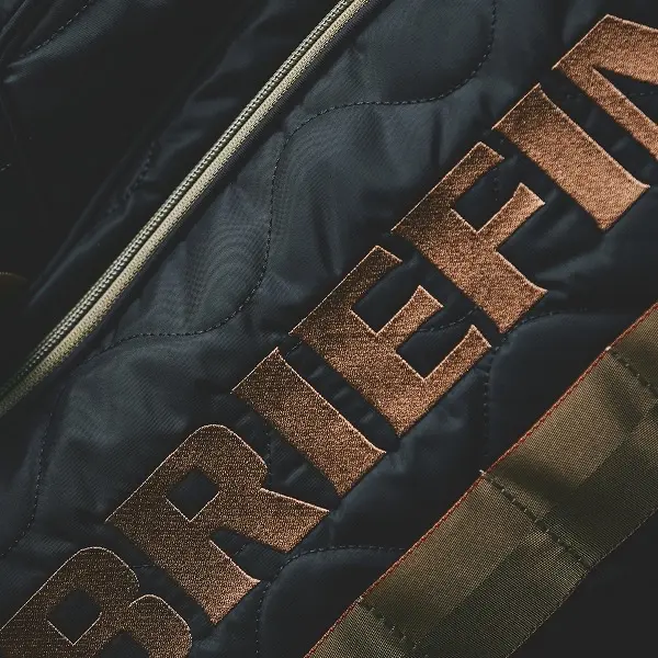 ブラックのCORDURAナイロンとBRIEFINGロゴの接写